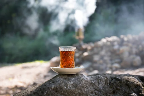 在森林的石头上玻璃上的东方红茶 东方茶的概念 Armudu 传统杯 绿色自然背景 选择性聚焦 — 图库照片