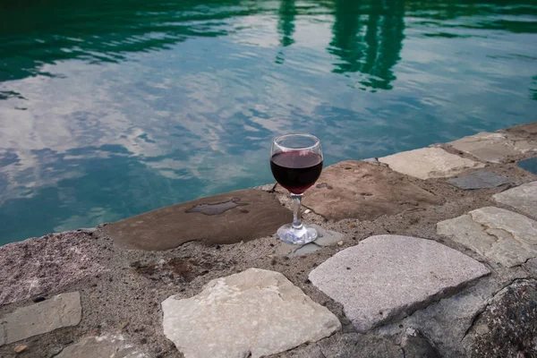 Dricka Högt Glas Poolen Förfriskning Sommardag Lila Juice Cocktail Eller — Stockfoto