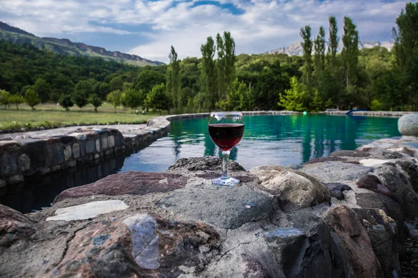 Beber Vaso Alto Junto Piscina Refresco Día Verano Cóctel Jugo — Foto de Stock