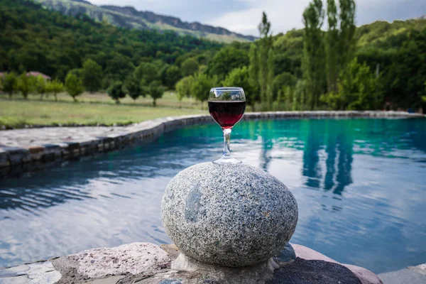 Beber Vaso Alto Junto Piscina Refresco Día Verano Cóctel Jugo — Foto de Stock