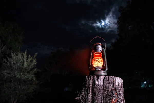 Conceito Halloween Horrível Queimando Lâmpada Óleo Velha Floresta Noite Cenário — Fotografia de Stock