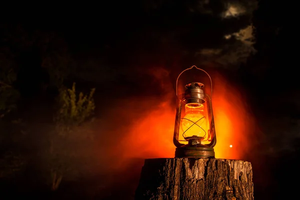 Έννοια Τρόμου Αποκριές Κάψιμο Παλιά Λάμπα Πετρελαίου Στο Δάσος Νύχτα — Φωτογραφία Αρχείου