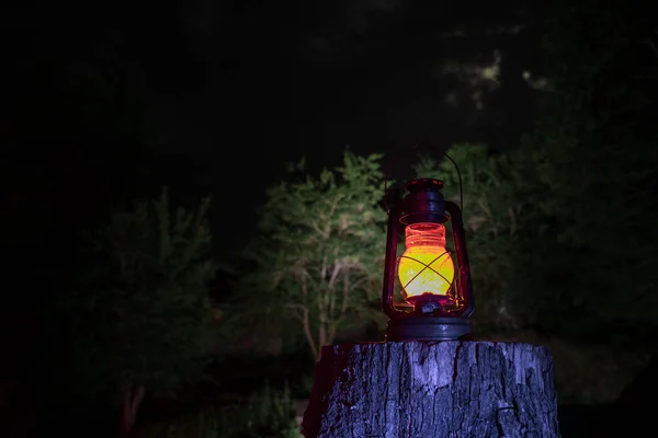 Concepto Halloween Horror Quema Vieja Lámpara Aceite Bosque Por Noche — Foto de Stock