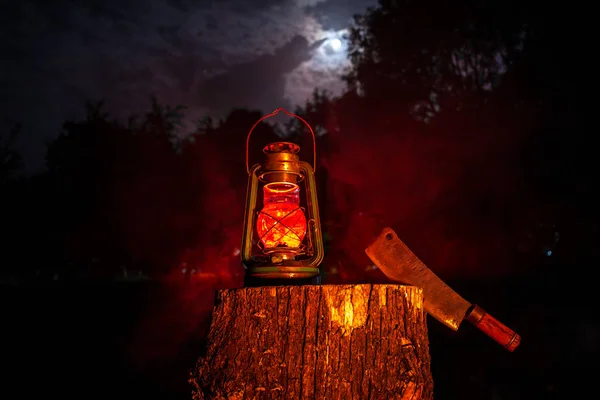 Horror Halloween Concept Oude Olielamp Bos Branden Nachts Nacht Landschap — Stockfoto