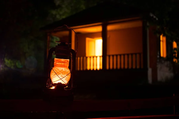 ホラー ハロウィンのコンセプトです 夜の森で古い石油ランプの燃焼 悪夢のようなシーンの夜の風景 選択と集中 — ストック写真