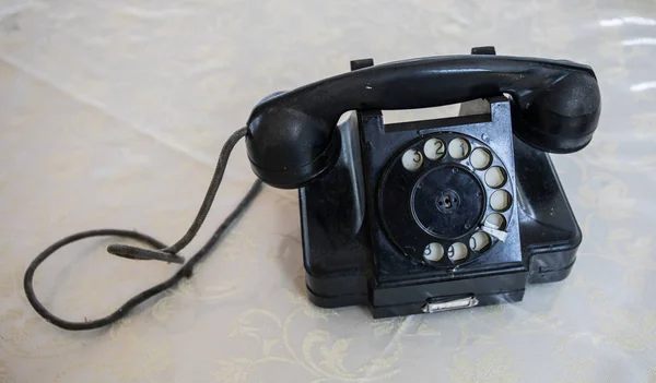 Retro Schwarzes Telefon Auf Dem Tisch — Stockfoto