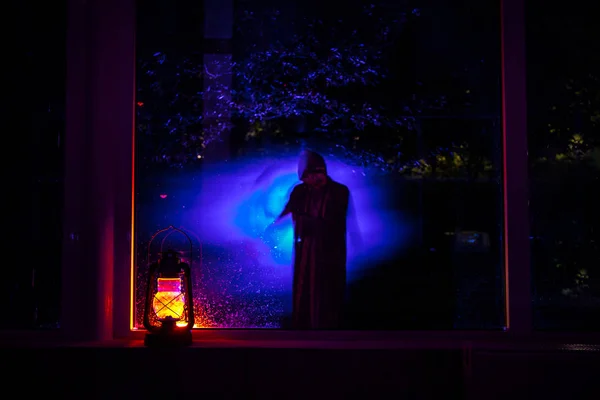 Horror Halloween Konzept Brennende Alte Öllampe Die Fenster Mit Der — Stockfoto