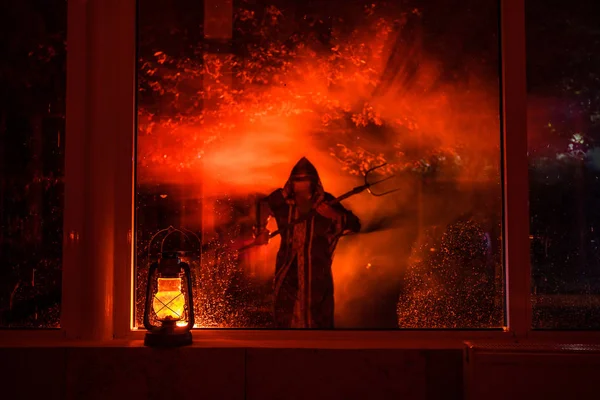 恐怖万圣节的概念 燃烧旧油灯站在窗口与一个未知的影子身影与背光的剪影 夜景的噩梦场面 选择性聚焦 — 图库照片