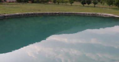 Orman Dağ arka plan ile Açık Yüzme Havuzu. Günbatımı zamanı. Seçici odak