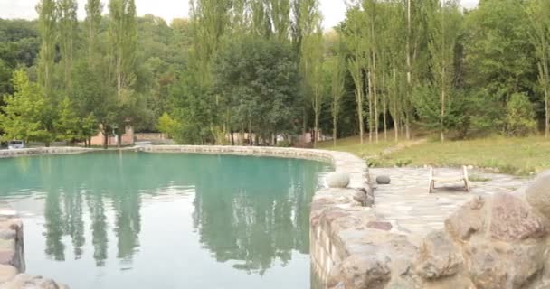 Piscina All Aperto Con Sfondo Foresta Montagna Ora Del Tramonto — Video Stock