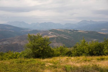 Dağlar ve Kafkasya'da orman yaz, görkemli manzara. Dramatik gökyüzü bulutlu. Azerbaycan