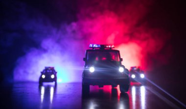 Geceleri polis arabaları. Polis arabası sisli bir arabayı gece takip ediyor. 911 acil durum arabası suç mahalline doğru hızla gidiyor. Seçici odak