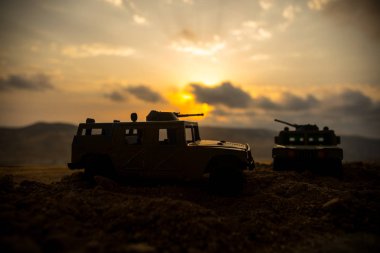 Savaş kavramı. Askeri savaş sis gökyüzü arka plan, Dünya Savaşı askerler siluetleri aşağıda bulutlu manzarası gün batımında dövüş sahnesinde siluetleri. Saldırı sahne. Zırhlı araçlar. tank içinde hareket