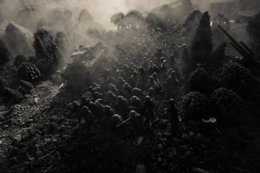 Savaş kavramı. Askeri savaş sis gökyüzü arka plan, Dünya Savaşı askerler siluetleri aşağıda bulutlu manzarası dövüş sahnesinde siluetleri. Zırhlı araçlar. Savaş tankları. Dekorasyon. Seçici odak