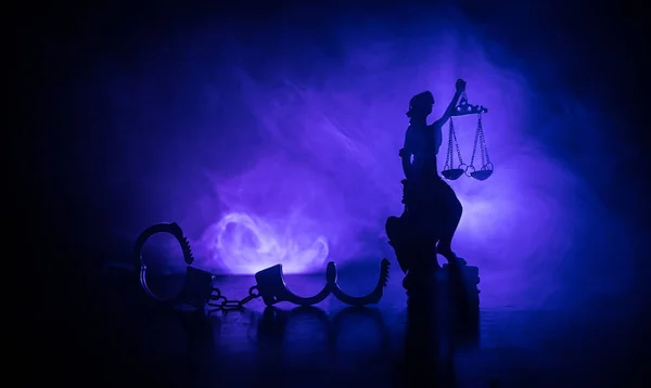 Pojęcie Prawne Prawa Sylwetka Kajdanek Statua Sprawiedliwości Tyłach Migające Światła — Zdjęcie stockowe