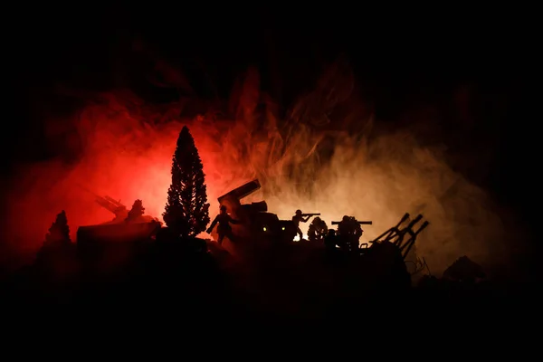 戦争の概念 戦争の霧空のシーンをかけて戦う軍のシルエットの背景 夜曇りスカイライン以下世界大戦兵士のシルエット 攻撃シーン 装甲車両 選択と集中 — ストック写真