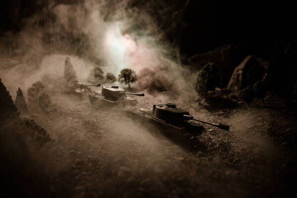 Концепция войны. Военные силуэты боевой сцены на фоне тумана на фоне неба войны, силуэты солдат мировой войны под облачным горизонтом ночью. Сцена нападения. Бронетехника. Выборочный фокус. Украшение
