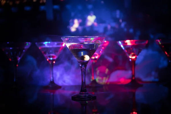 Vários Copos Famoso Coquetel Martini Filmado Bar Com Fundo Enevoado — Fotografia de Stock