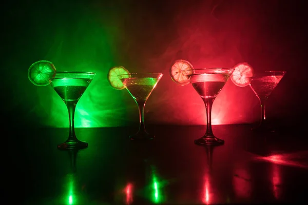 Mehrere Gläser Berühmten Cocktail Martini Aufgenommen Einer Bar Mit Dunkel — Stockfoto