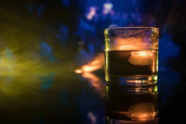 Concentrazione Selettiva Whisky Puro Con Cubetto Ghiaccio All Interno Bicchiere — Foto Stock