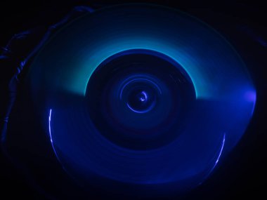 Müzik konsepti. FreezeLight parlak vinil koyu arka plan veya vinil parlayan Özet satırları konsepti ile koyu arka plan üzerinde oynarken pikap. Club poster tasarımı