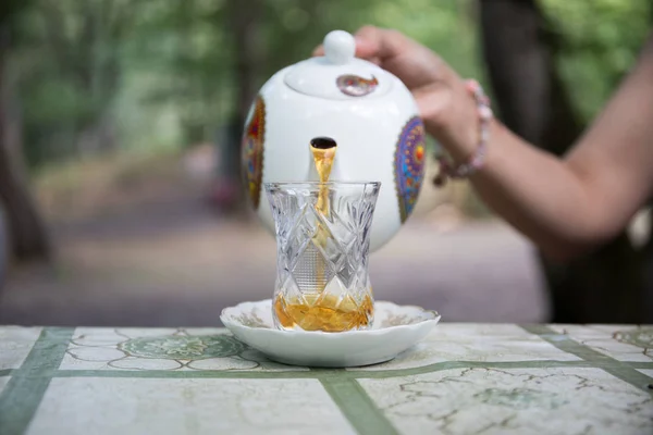 Schwarztee Glas Auf Einem Tisch Wald Hand Gießt Tee Ins — Stockfoto