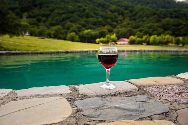 Beber Vaso Alto Junto Piscina Refresco Día Verano Cóctel Jugo — Foto de Stock