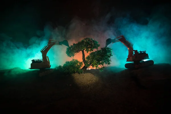 森林砍伐 在森林被移走后 挖掘机用来挖树树桩和树根 深色色调与雾表装饰 选择性聚焦 — 图库照片