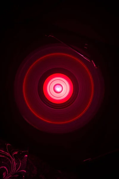 音乐概念 Freezelight 发光的乙烯基在黑暗背景或转盘演奏乙烯基与发光的抽象线概念在黑暗的背景 俱乐部海报设计 — 图库照片