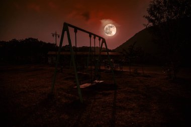 Gece fotoğraf metal Swing Moon ile gece açık duruyor. Kimse yok. Yalnızlık kavramı