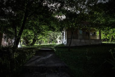 Binanın Orman geceleri ay veya vintage kır evi ile bulutlar ve yıldız ile gece dağ gece manzarası. Yaz gecesi. Uzun pozlama ile çekilen fotoğraf