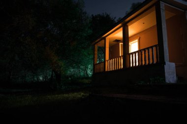 Binanın Orman geceleri ay veya vintage kır evi ile bulutlar ve yıldız ile gece dağ gece manzarası. Yaz gecesi. Uzun pozlama ile çekilen fotoğraf