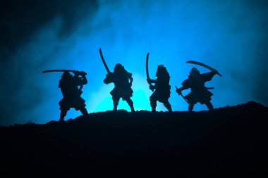 Samurais kılıçlı silüeti. Dört samurais ve günbatımı gökyüzü ile hayal et. Seçici odak