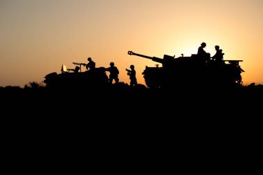 Savaş kavramı. Askeri mücadele sahne siluetleri. Dünya Savaşı Alman tank ve asker siluetleri gün batımında. Saldırı sahne. Zırhlı araçlar. Savaş tankları