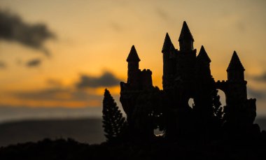 Gün batımında gizemli ortaçağ kalesi. Gotik tarzı eski kale de akşam terk edilmiş. Seçici odak