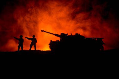 Savaş Konsepti. Savaş sisli gökyüzü arka planında askeri siluetler gece vakti Bulutlu Gökyüzünün altında Alman Tankları siluetleri. Saldırı sahnesi. Zırhlı araçlar. Tanklar savaşıyor