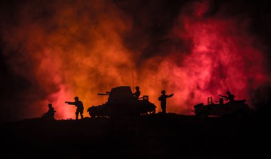 Savaş Konsepti. Savaş sisli gökyüzü arka planında askeri siluetler gece vakti Bulutlu Gökyüzünün altında Alman Tankları siluetleri. Saldırı sahnesi. Zırhlı araçlar. Tanklar savaşıyor