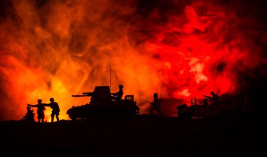 Savaş Konsepti. Savaş sisli gökyüzü arka planında askeri siluetler gece vakti Bulutlu Gökyüzünün altında Alman Tankları siluetleri. Saldırı sahnesi. Zırhlı araçlar. Tanklar savaşıyor