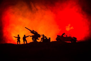 Bir uçaksavar topu ve askeri siluetleri savaş sis gökyüzü arka plan, Dünya Savaşı askerler siluetleri aşağıda bulutlu manzarası geceleri sahnede mücadele