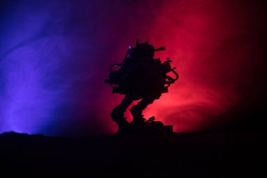 Dev robot silüeti. Sisli yangın gökyüzü arka plan ile eylem fütüristik depoda. Savaş aracı.