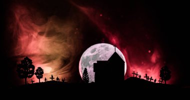 Zombi mezarlığı ölü ağaçlar, moon, kilise ve ürkütücü bulutlu gökyüzü sis, korku Halloween kavramı ile korkunç görünümü. Tonda