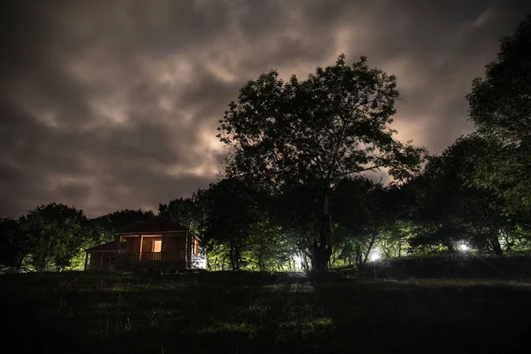 Ночной Горный Пейзаж Постройки Лесу Ночью Луной Винтажным Загородным Домом — стоковое фото