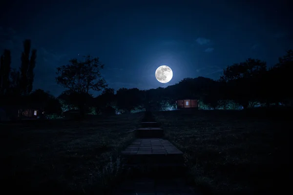 夜の森で夜雲と星と月やヴィンテージの国の家建物の山の夜の風景 夏の夜 長時間露光で撮影した写真 — ストック写真