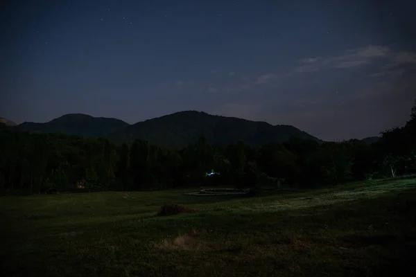 Bellissimo Paesaggio Notturno Con Montagne Notturne Stellate Foresta Foresta Notturna — Foto Stock