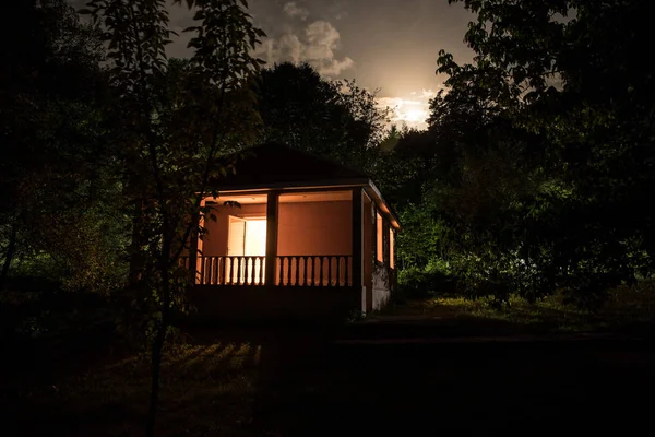 Paisaje Nocturno Montaña Edificio Bosque Por Noche Con Luna Casa —  Fotos de Stock