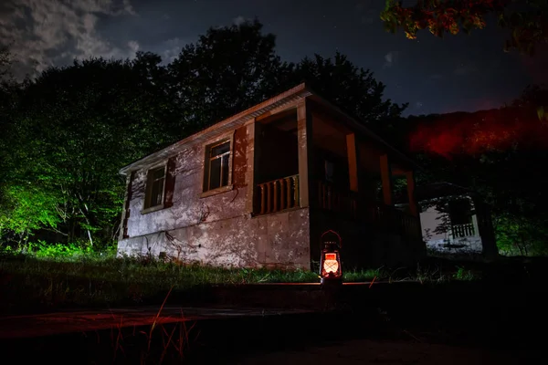 Montagna Paesaggio Notturno Costruzione Foresta Notte Con Luna Vintage Casa — Foto Stock