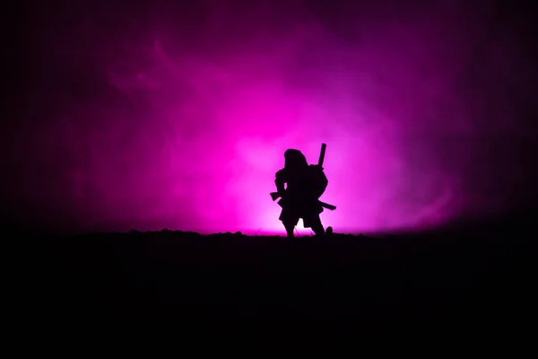Μαχητής Ξίφος Σιλουέτα Ενός Ninja Του Ουρανού Σαμουράι Στην Κορυφή — Φωτογραφία Αρχείου