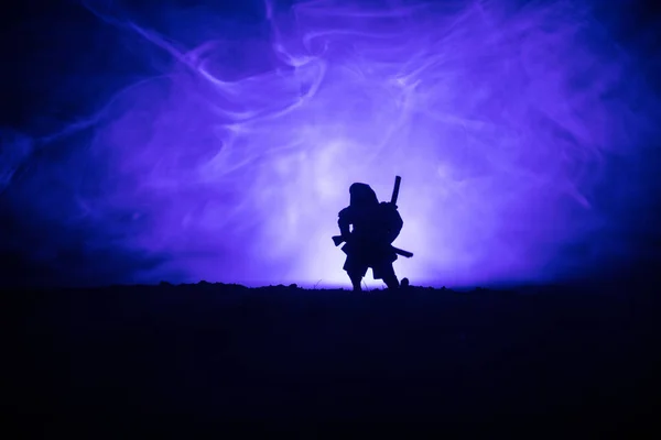 Kard Sziluettje Egy Sky Ninja Harcos Sötét Tónusú Ködös Háttérrel — Stock Fotó