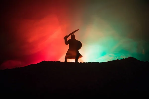 Lutador Com Uma Silhueta Espada Céu Cavaleiro Medieval Com Espada — Fotografia de Stock