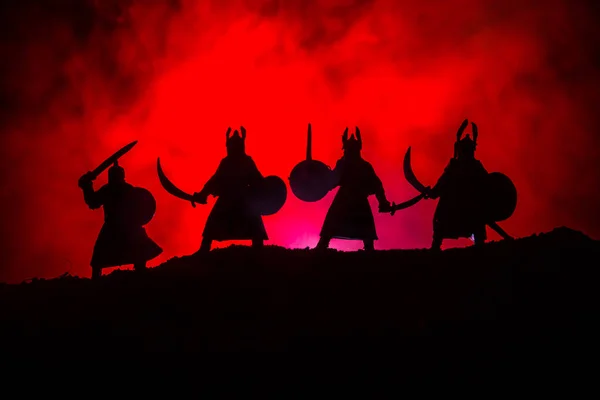 Силуэт Четырех Средневековых Воинов Готовых Бою Фото Четырьмя Истребителями Мечом — стоковое фото